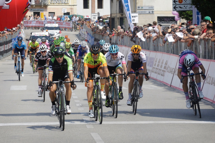 23秒遅れの集団は元世界王者のジョルジア・ブロンジーニ（イタリア、サイランスプロサイクリング）が先着