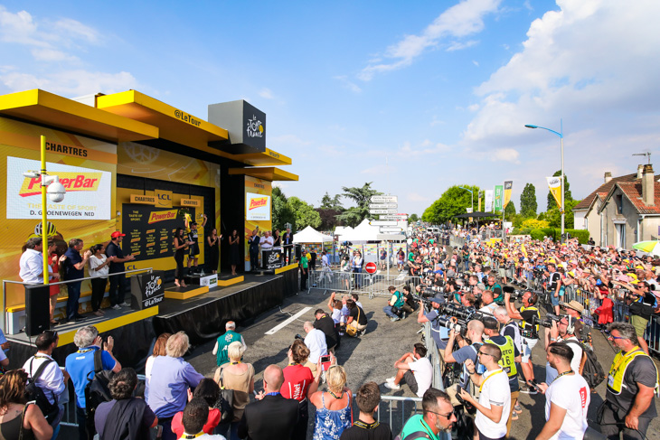 晴れ渡るシャルトルの表彰台にディラン・フルーネウェーヘン（オランダ、ロットNLユンボ）が登場