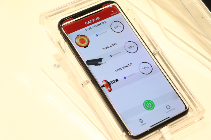 SYNCシリーズはスマートフォンと連携し、バッテリー残量などを管理できる