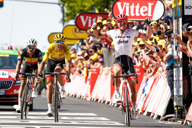 ツール・ド・フランスのパヴェステージで勝利したジョン・デゲンコルプ（ドイツ、トレック・セガフレード）