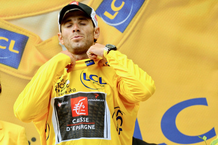 スペイン王者ジャージにマイヨジョーヌを重ね着するアレハンドロ・バルベルデ(スペイン、当時ケースデパーニュ)