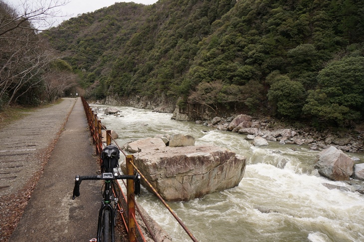 この日は前日からの雨のせいで増水していて、川が近いので上から眺めていてもちょっと恐いくらい(汗)