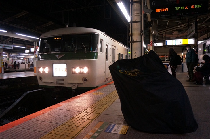 横浜駅の東海道線ホームにやって来たのは、今や貴重な国鉄型車両185系ということで、ついついココロ踊ってしまいます(笑)