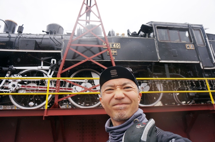 福知山駅で下車すると、そとはすっかり雨模様だった…とりあえず駅前にある転車台とC11蒸気機関車だけは見ておく