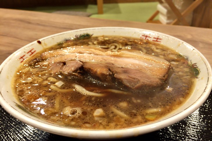 9種の醤油をブレンドしたという、九力(くじから)醤油を使用したご当地ラーメンは、スープも麺もこだわりが感じられてクセになりそうな美味しさ♪♪