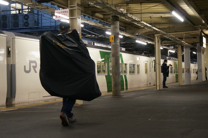早朝の大垣駅では乗り継ぎ列車を一本遅らせる作戦で、夜行列車の余韻を楽しみながらゆったりと移動します