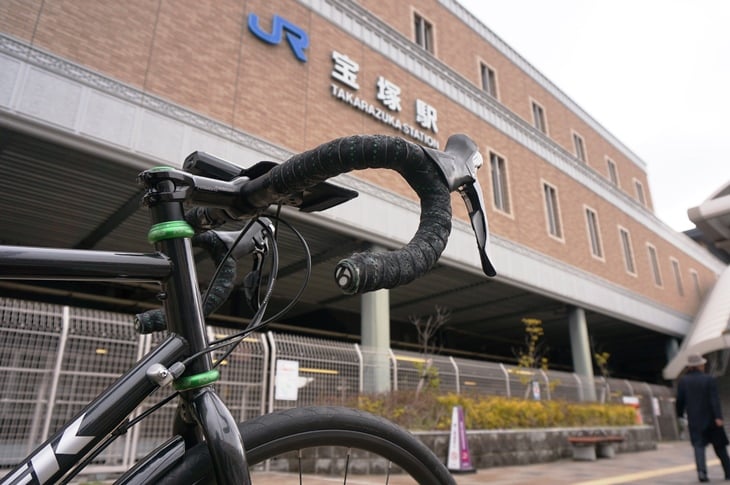 JR宝塚線(福知山線)の宝塚駅からサイクリングスタート！武庫川の作った谷すじにあるので、思いのほか山が近い