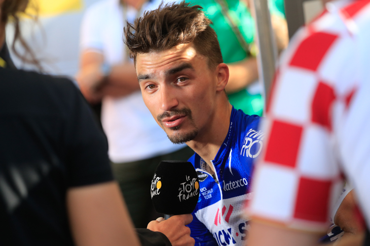 優勝者インタビューを受けるジュリアン・アラフィリップ(フランス、クイックステップフロアーズ)
