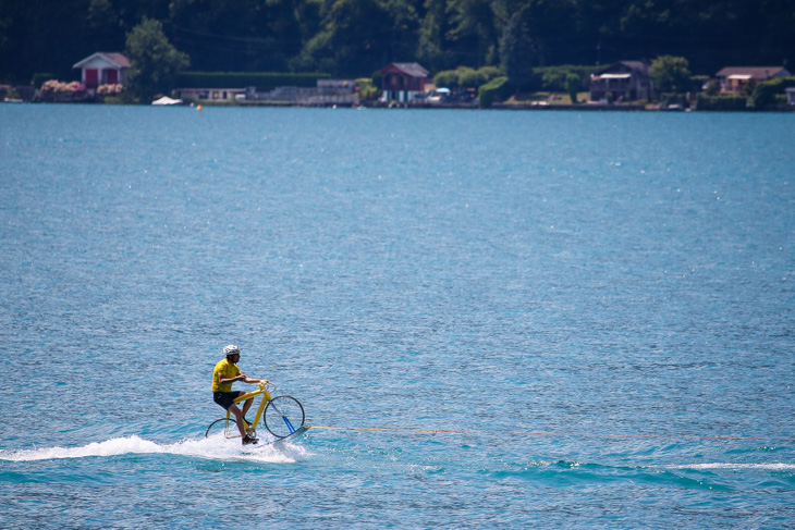 アヌシー湖を自転車で走る