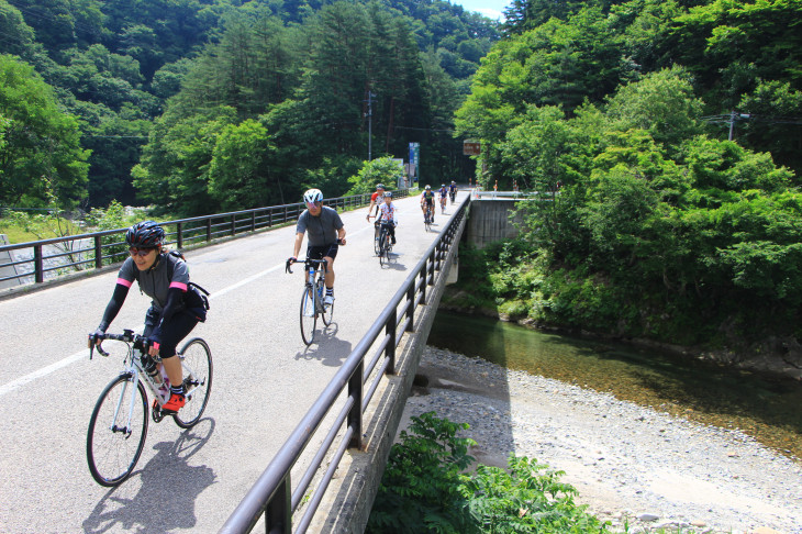 舘岩川を渡っていく