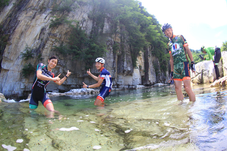 屏風岩の下で水遊び開始！