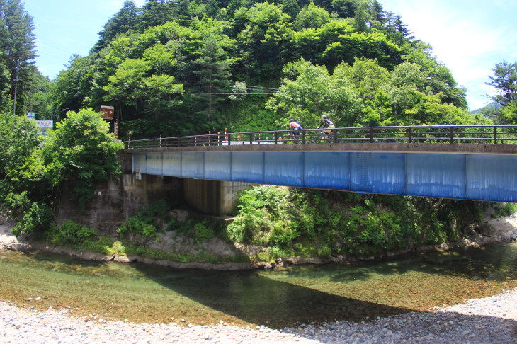 舘岩川をさらに遡上していく