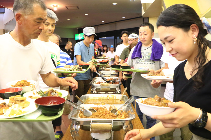 皆さん一斉に並べられた料理へ！