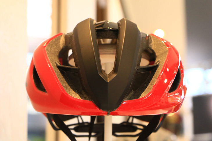 ヘルメット前方は大きな開口部が設けられ、通気性を向上させている