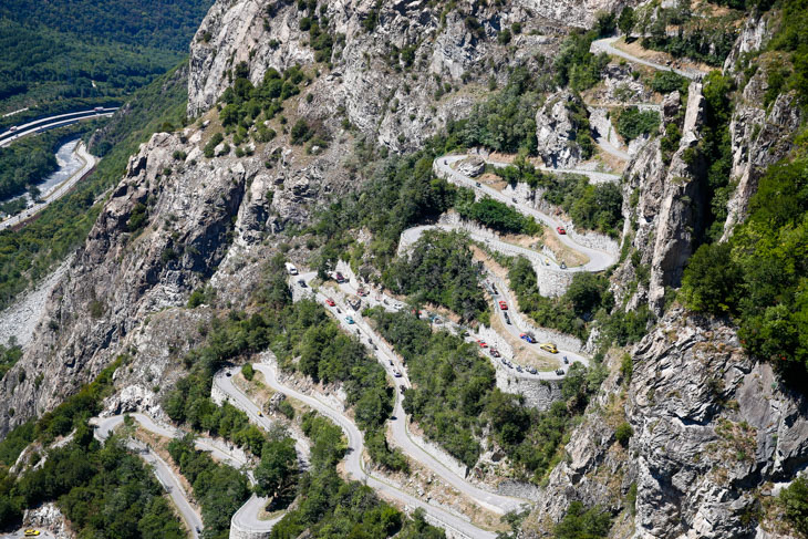 ステージ中盤の2級山岳ラセ・ド・モンヴェルニエを登る選手たち