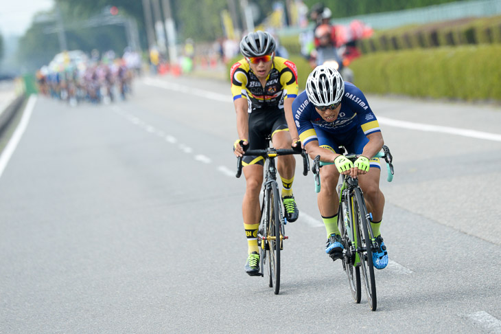 レース終盤に飛び出した小川恵佑(なるしまフレンドレーシングチーム)と下島将輝(那須ブラーゼン)