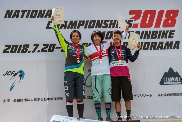 エリート女子表彰台　優勝：吉川千賀子（重力技研/DKMC）、2位：岩崎 美智恵（TRIPCYCLE GLOBAL RACING）、3位：小林あか里（MTBクラブ安曇野）