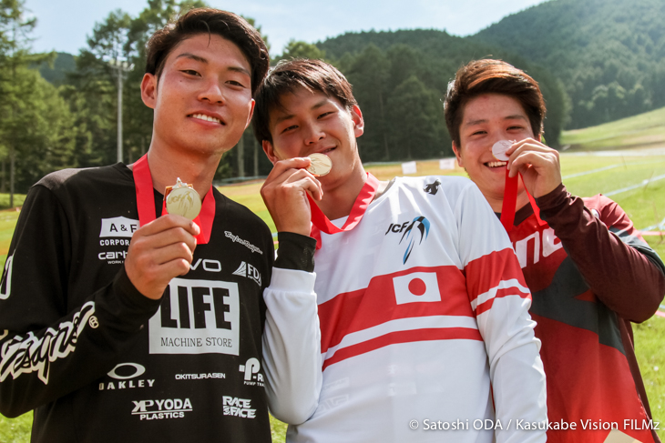 エリート男子の上位3人　優勝：井本はじめ（Sram/Santacruz）、2位：清水一輝（LIFE…machinestore）、3位：加藤将来（ACCEL）