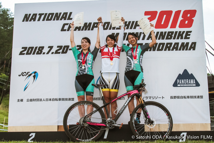 XCE女子表彰式 優勝:中島悠里(maillot SY-Nak)、2位:川崎路子(PAXPROJECT Ladies)、3位:吉岡梨紗(PAXPROJECT Ladies)