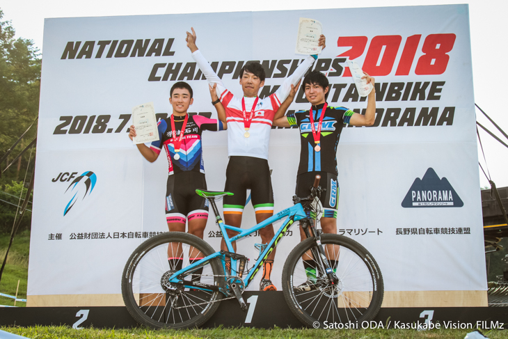 男子表彰式 優勝:澤木紀雄(acu-power Racing Team)、2位:中村龍吉(学法石川高等学校)、3位:上野悠佑太(TEAM GRM)