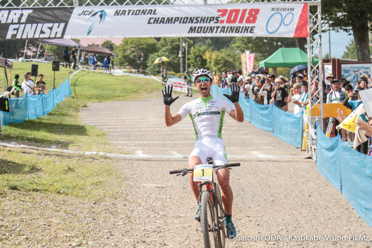 ゴール後、両手の平を広げて10度目の優勝を表現する山本幸平(Dream Seeker Racing Team)