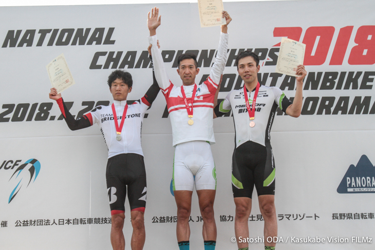 男子エリート表彰式　優勝：山本幸平（Dream Seeker Racing Team）、２位：平野星矢（TEAM BRIDGESTONE Cycling）、３位：恩田祐一（MIYATA-MERIDA BIKING TEAM）