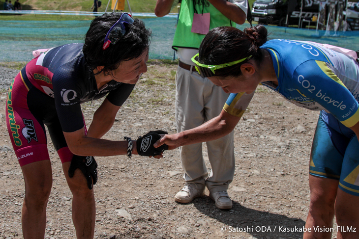 健闘を称え合う優勝の今井美穂（CO2bicycle）と2位の小林可奈子（MTBクラブ安曇野）