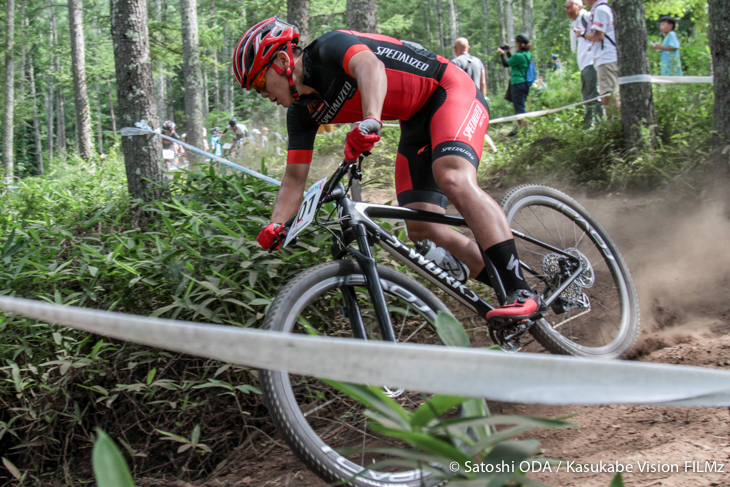 男子U23レース序盤、すでにひとり旅となった平林安里（SPECIALIZED RACING JAPAN）