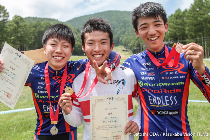 男子ジュニア、ゲレンデをバックに優勝：村上功太郎（松山工業高校）、2位：神永真一（ProRide）、3位：久保一真（ProRide）