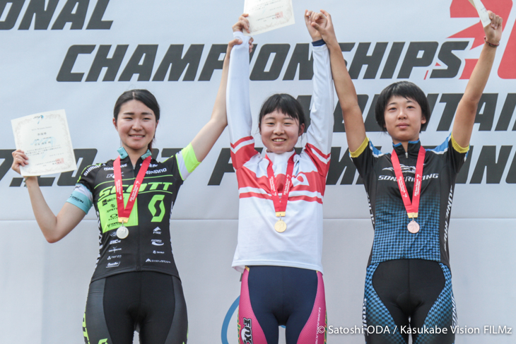 女子ジュニア表彰式　優勝：小林あか里（MTBクラブ安曇野）、２位：松本璃奈（TEAM SCOTT）、３位：川口うらら（Sonic-Racing/SRAM）