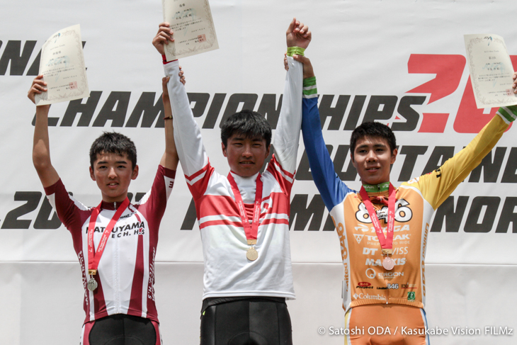 男子ユース表彰式 優勝:松本一成(TEAM SCOTT)、2位:村上裕二郎(松山工業高校)、3位:中島渉(Limited Team 846 / Team-K)