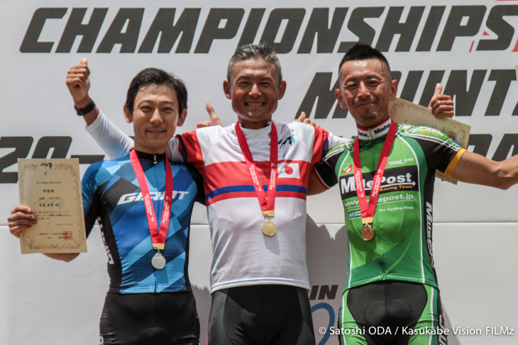 マスターズ40表彰式 優勝:竹谷賢二(Endurelife)、2位:斎藤朋寛(RIDELIFE GIANT)、3位:國井敏夫(MilePost BMC Racing)