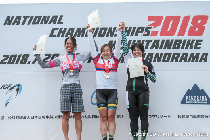 女子マスターズ表彰式　優勝：水谷有紀子（BUCYO COFFEE/CLT Cycling Team）、2位：綾野桂子（cycleclub3UP）、3位：北島優子（Power sports SICK）