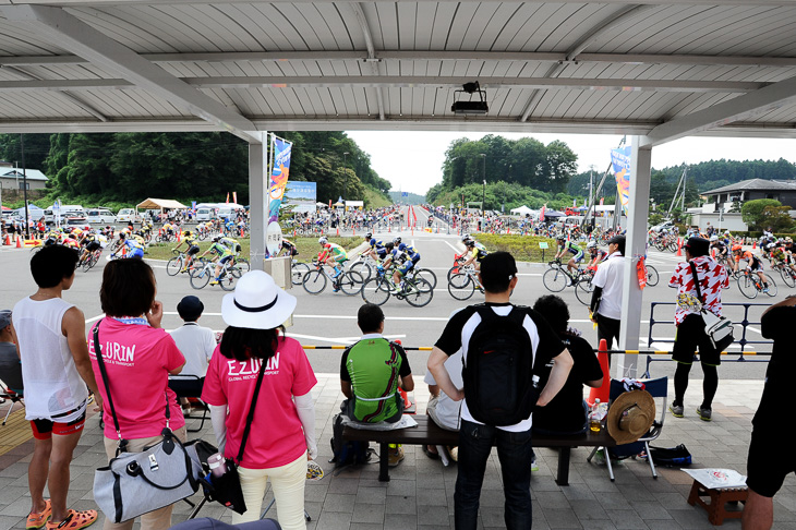 駅前ロータリーには多くの観客が集まった