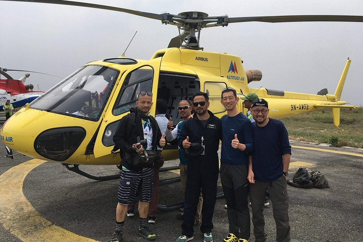 カトマンズ空港からヘリコプターで出発する。左から、タイ人のピーマイ、ガイド役のシャム、パイロット、Iさん、筆者