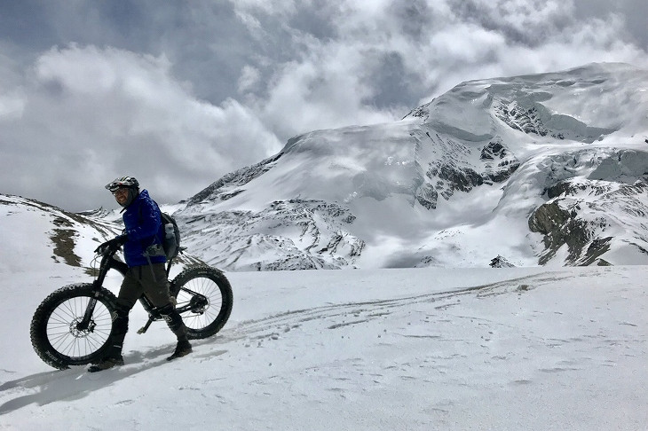 峠の標識までバイクを押して歩くが、酸欠でとにかく辛い。