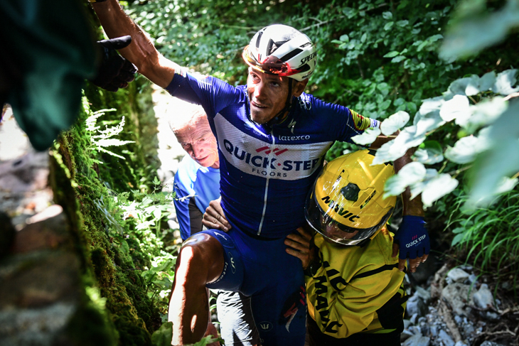 2級山岳ポルテダスペ峠で崖下に転落したフィリップ・ジルベール（ベルギー、クイックステップフロアーズ）