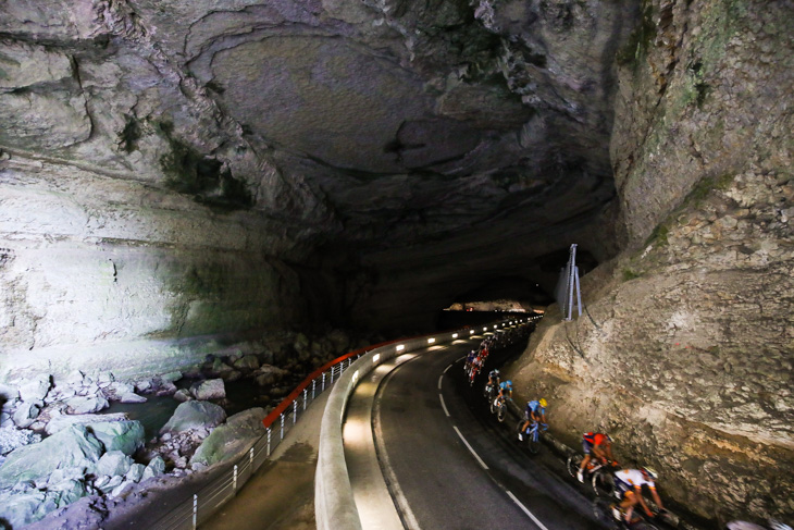 マーズダジール洞窟を通過する選手たち