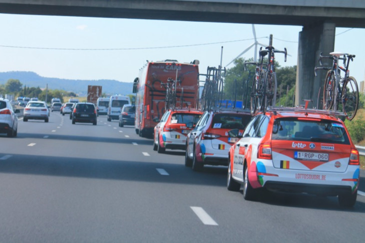 誘導されて進むツール関係車両