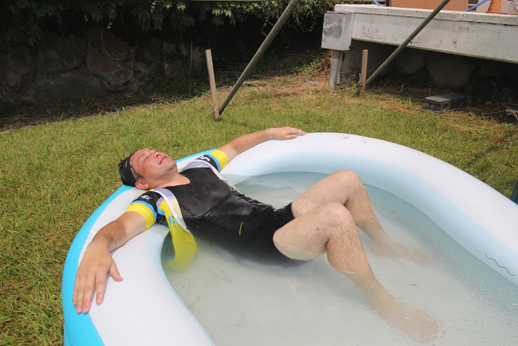 プールに浸かり「気持ちいい~」と恍惚の表情の参加者