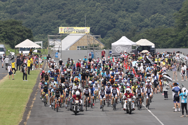 バイクに先導され、5時間に及ぶ耐久レースがスタート！