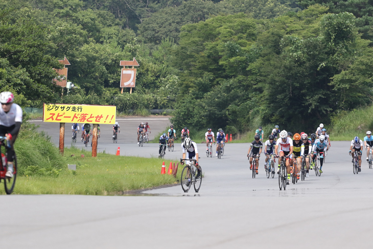 普段とは反対の時計回りで進む。道幅の広いサーキットコースを存分に味わう