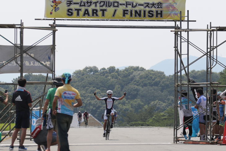 長い長いレースを終えガッツポーズで帰ってくる参加者