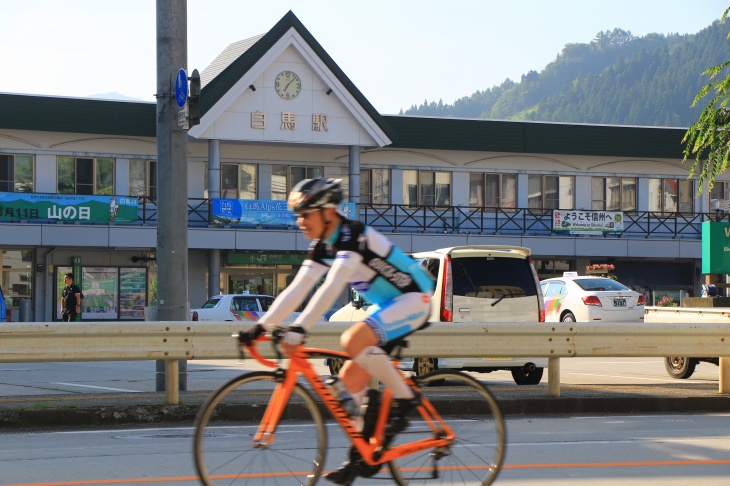 白馬の市街地にある白馬駅の前を通過