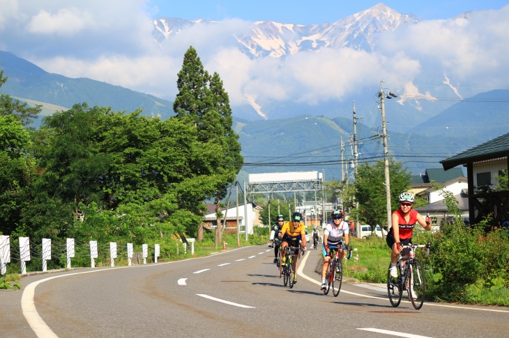 雄大な白馬連峰を背に進路を東に取る