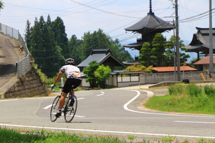 三重塔が目につく高山寺の前を通る