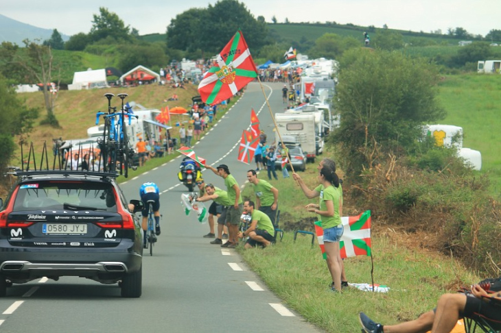 バスクの旗とキャンピングカーでみっちりの沿道