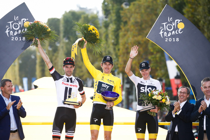 総合2位トム・デュムラン(オランダ、サンウェブ)、総合1位ゲラント・トーマス(イギリス、チームスカイ)、総合3位クリストファー・フルーム(イギリス、チームスカイ)