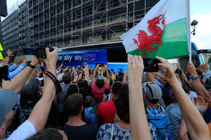 チームスカイのバスではウェールズのファンたちの歓声がこだました