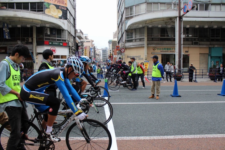 静岡県浜松市の市街地で自転車レース「まちなかチームパーシュート」が開催される